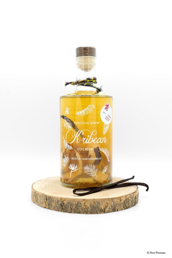 "Bouteilles de cocktails colorées sur fond blanc" (Colorful cocktail bottles on white background)