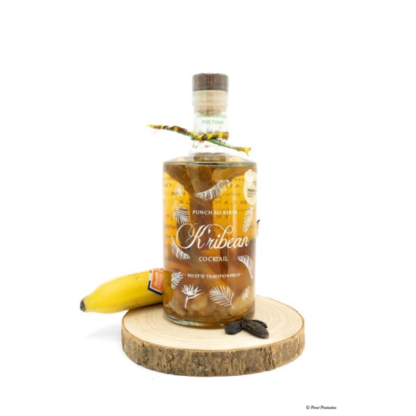 "Bouteilles de cocktails colorées sur fond blanc" (Colorful cocktail bottles on white background)