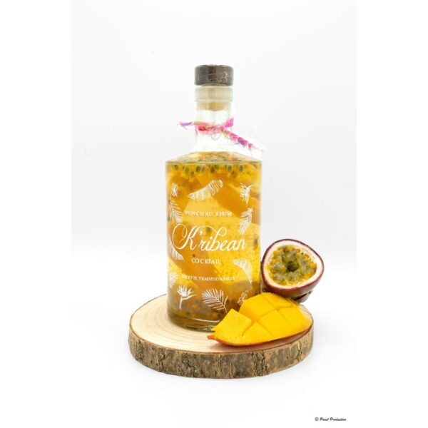 "Bouteilles de cocktails sur fond blanc" (Bottles of cocktails on white background)
