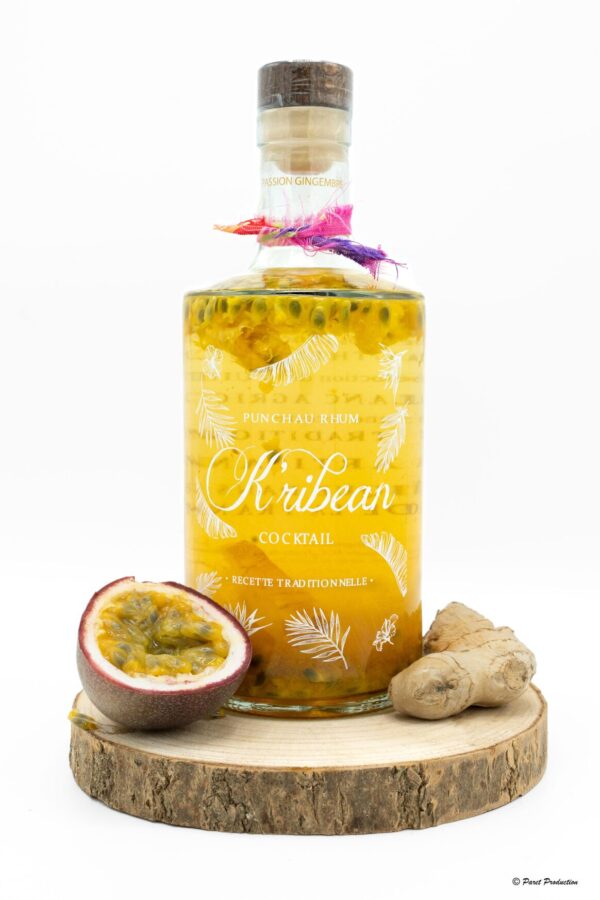 "Bouteilles de cocktails colorées sur fond blanc" (Colorful cocktail bottles on white background)