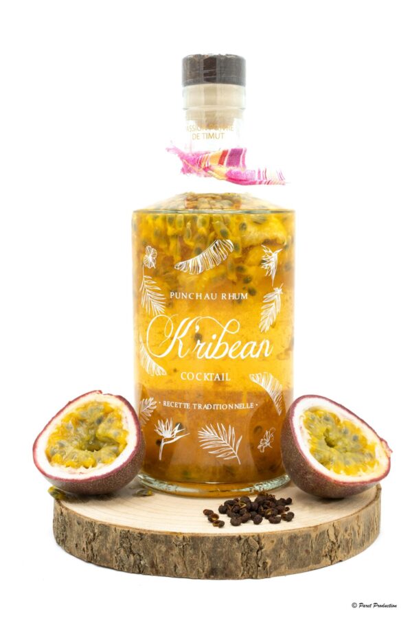 "Bouteilles de cocktails sur fond blanc" (Bottles of cocktails on white background)