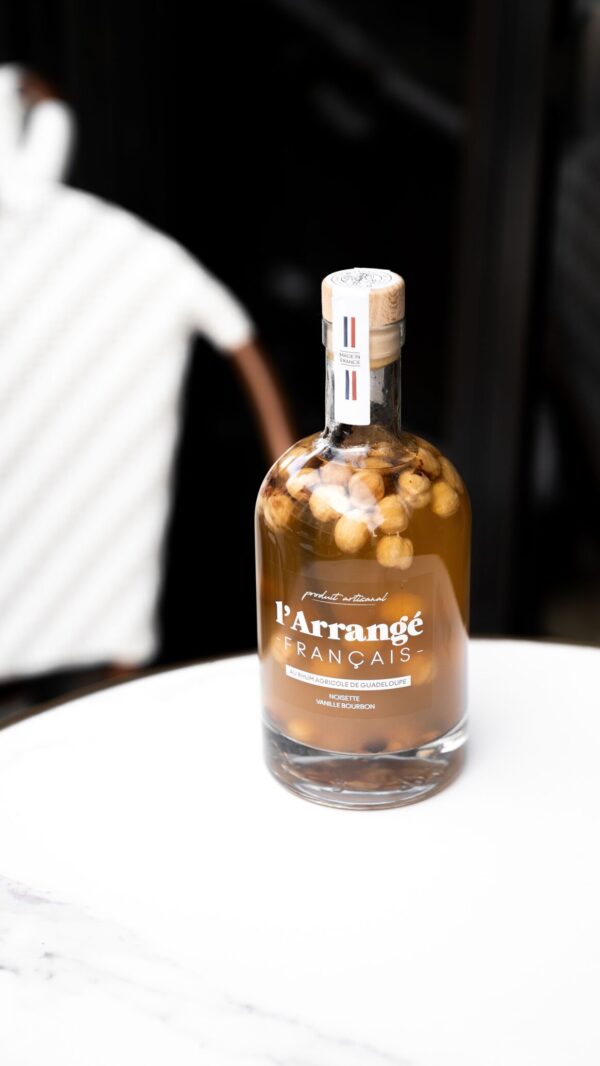 "Liqueur parfumée L'Arrange français de qualité"(Flavored liqueur L'Arrange français of quality)or"Bouteille de liqueur française haut de gamme"(Bottle of high-end French liqueur)or"L'Arrange français : une liqueur artisanale de qualité"(L'Arrange français: a high-quality artisanal liqueur)